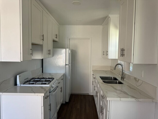 Building Photo - 170-170 1/2 Garret Avenue