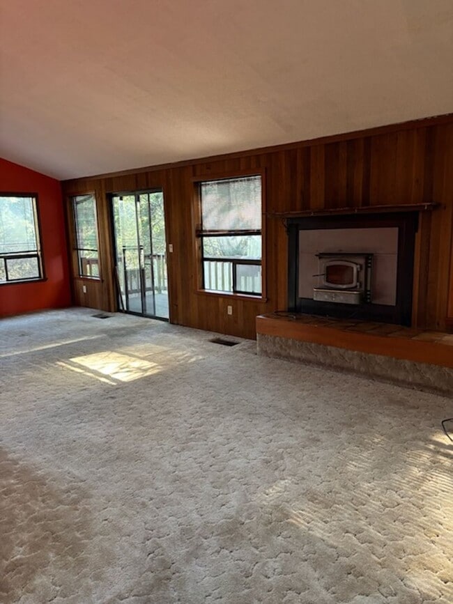 Building Photo - Spacious 3 Bedroom Home for Rent in Whatcom Falls Neighborhood!