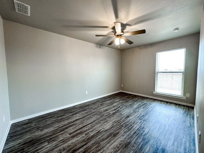 Building Photo - 3-Bedroom Duplex in Frenship ISD!