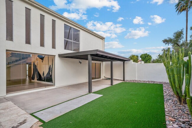 Building Photo - 6814 N 72nd Pl