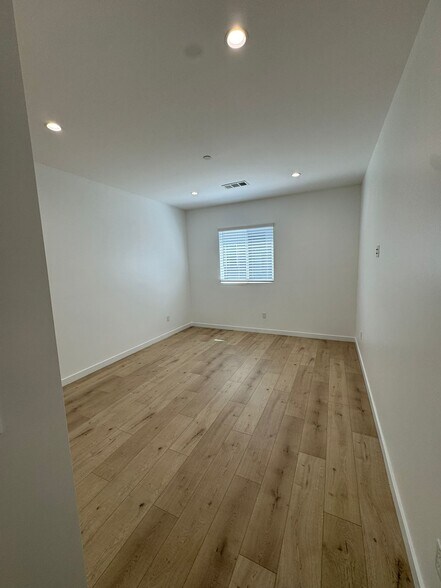 Building Photo - 6731 Kraft Ave