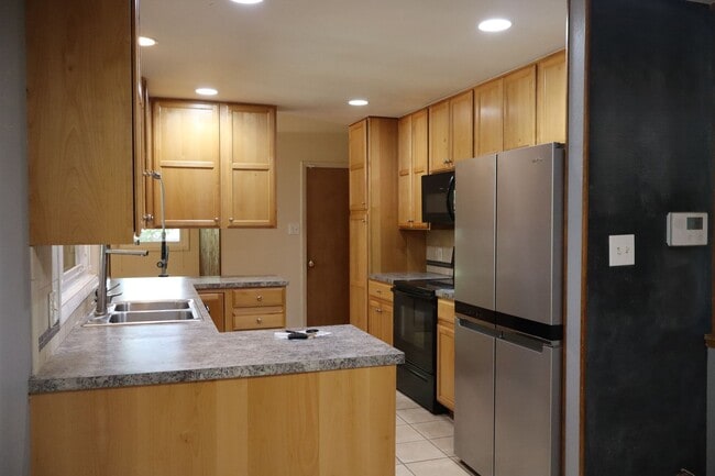 Building Photo - Character, Comfort, and Convenience on Wes...