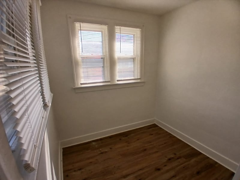 Building Photo - 708 W 116th Pl