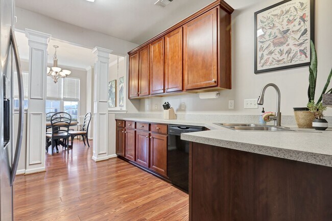 Building Photo - Charming 3 BD - 2.5 BA townhome located so...