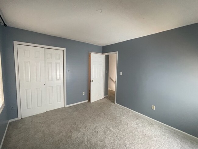 Building Photo - 3 bedroom home centrally located in Newpor...