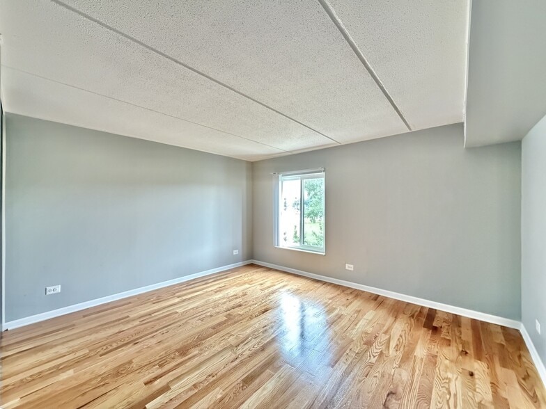 Building Photo - 525 N Quentin Rd