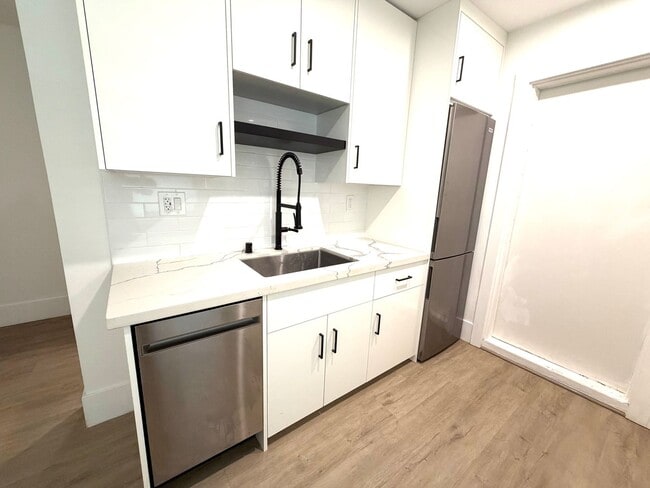 Building Photo - Tastefully remodeled Midtown Sacramento Apartment with Private Backyard Patio!