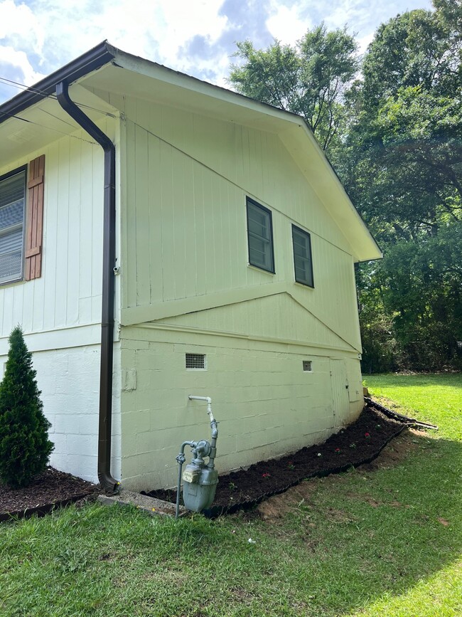 Building Photo - 2290 Pinetree Ln NE