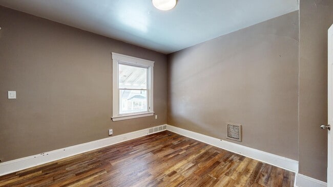 Building Photo - 4104 Clybourne