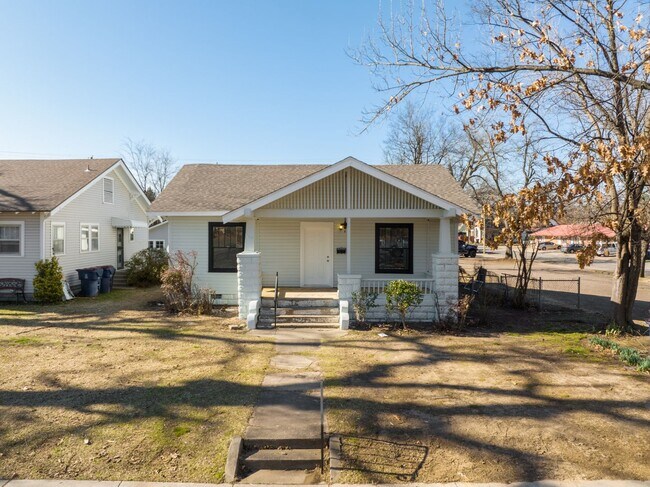 Building Photo - Freshly Updated 3 Bedroom House
