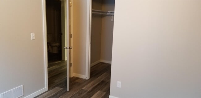 Building Photo - 401 Roark Way