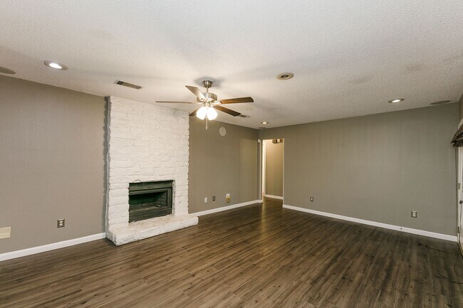 Building Photo - Marvelous in Milwood!