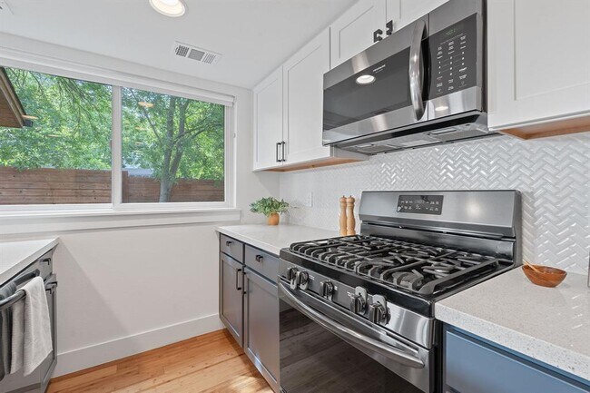 Building Photo - 402 W 55th St