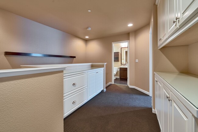 Building Photo - Exceptional 3BR Condo in Folsom! Stylish U...