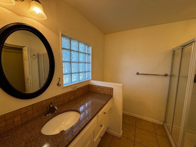 Building Photo - Stunning home located near Frank Higginbot...