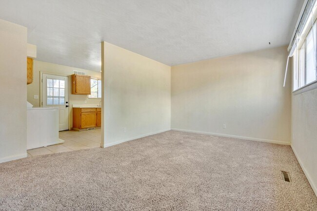 Building Photo - 2108 Applewood Rd