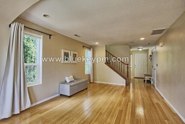 Building Photo - 3 Bed, 2.5 Bath Home in Beaverton near Wes...