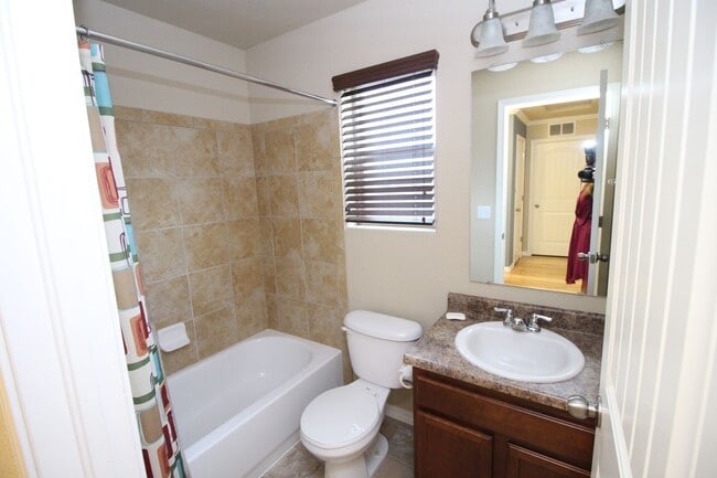 Building Photo - Beautiful 3bdrm 3bath home in Gold Hill Mesa