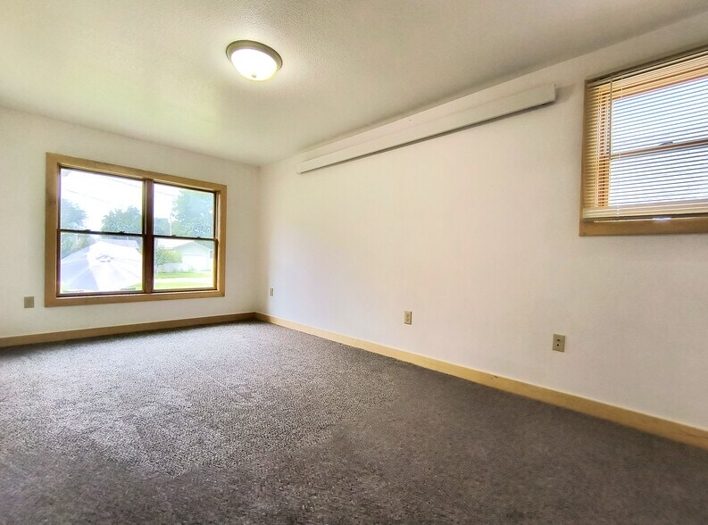 Building Photo - 504 Decorah Ave