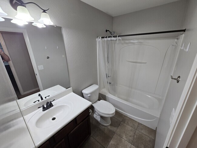 Building Photo - 950 S Wallrade Ln