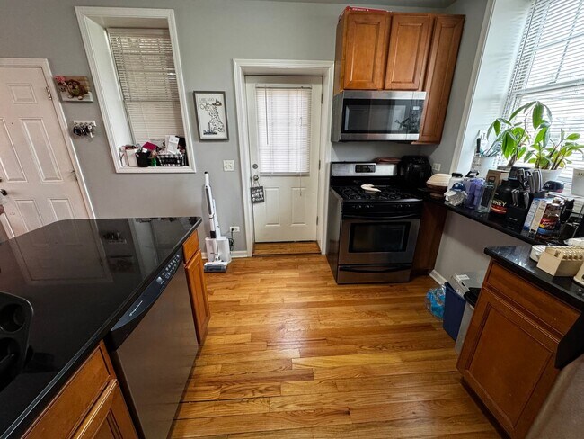 Primary Photo - 3217 N Karlov Ave