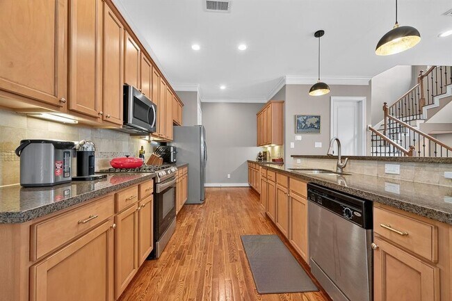 Building Photo - 8904 Lakeshore Bend Dr