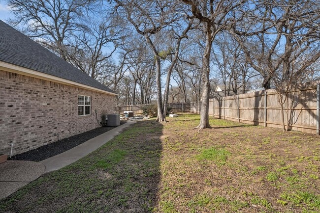 Building Photo - 117 Lost Oaks Dr