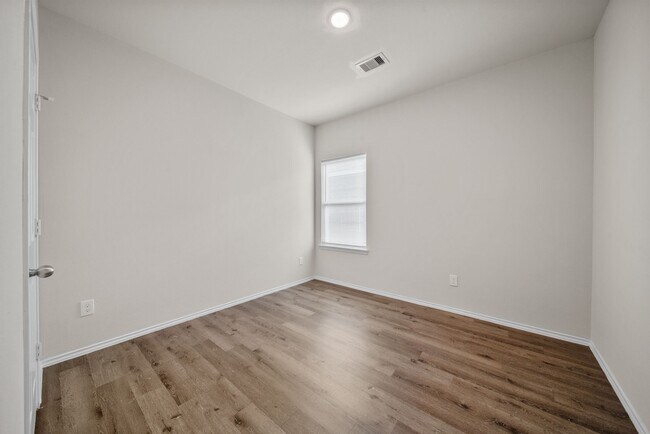 Building Photo - 403 E Avenue G