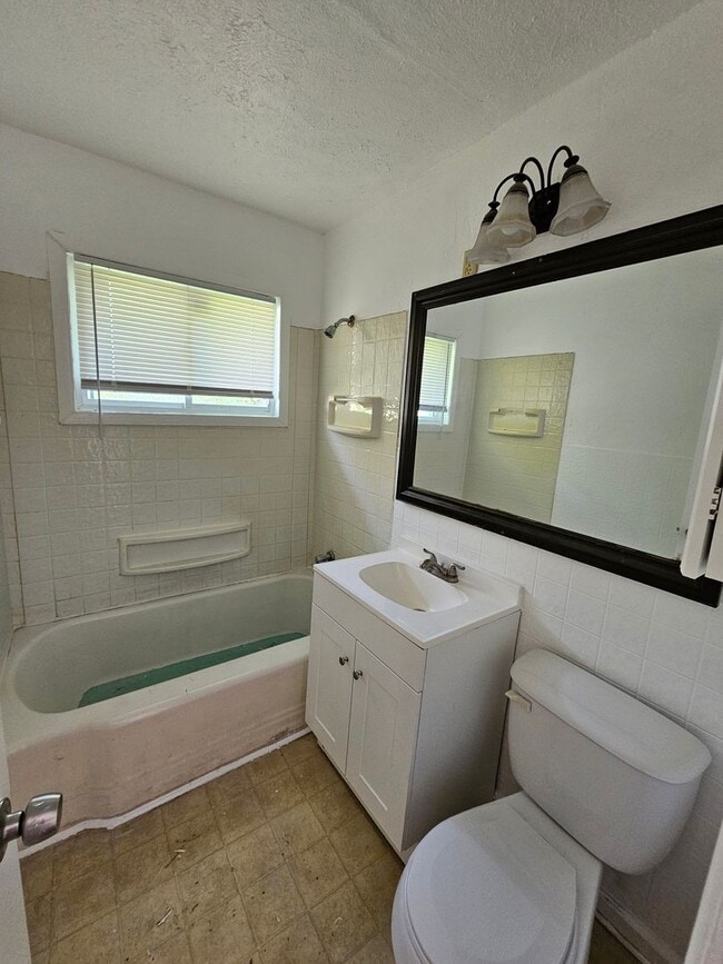 Building Photo - 4 bedroom 2 bath, must see inside!