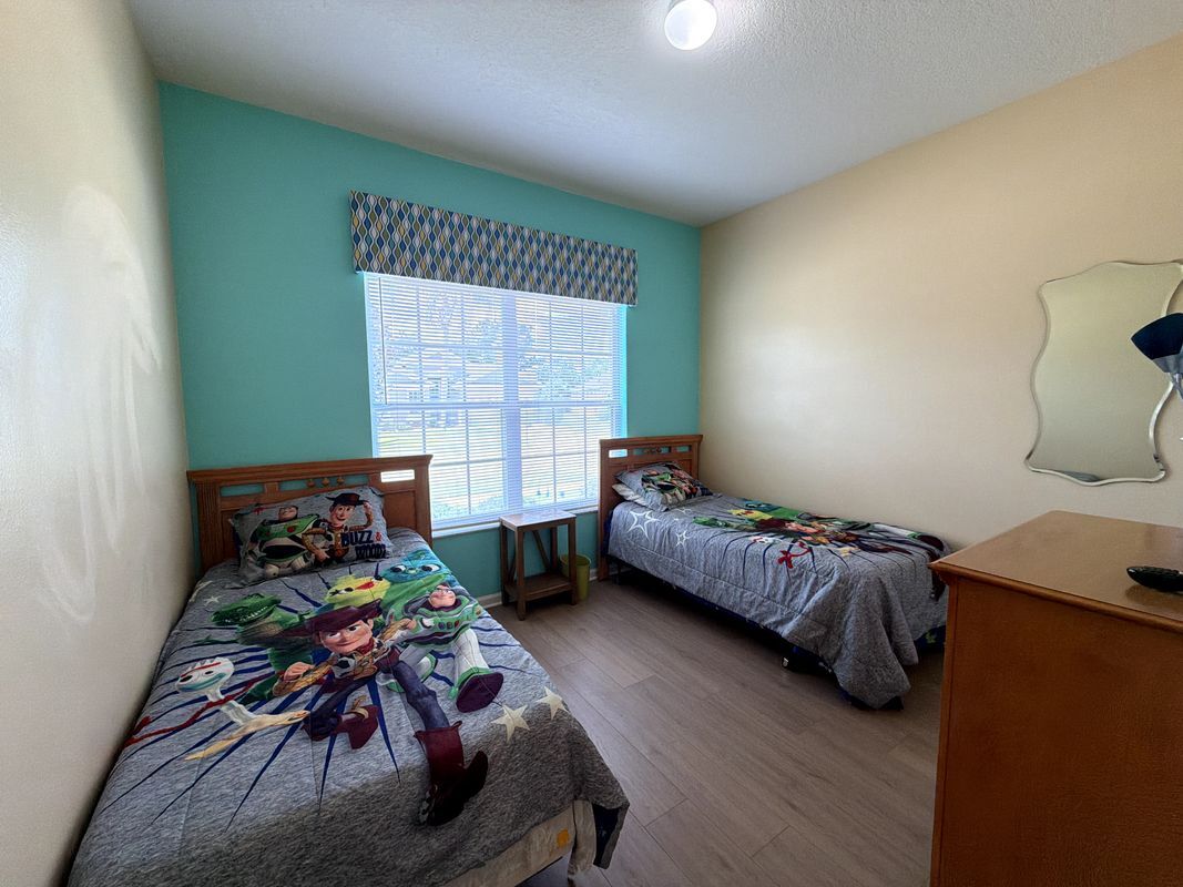 Building Photo - 8127 Fan Palm Way