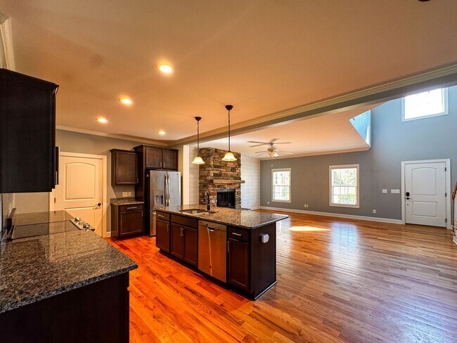 Building Photo - Spacious 5 Bed 3.5 Bath Home in Carthage