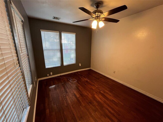 Building Photo - 312 N 6th St