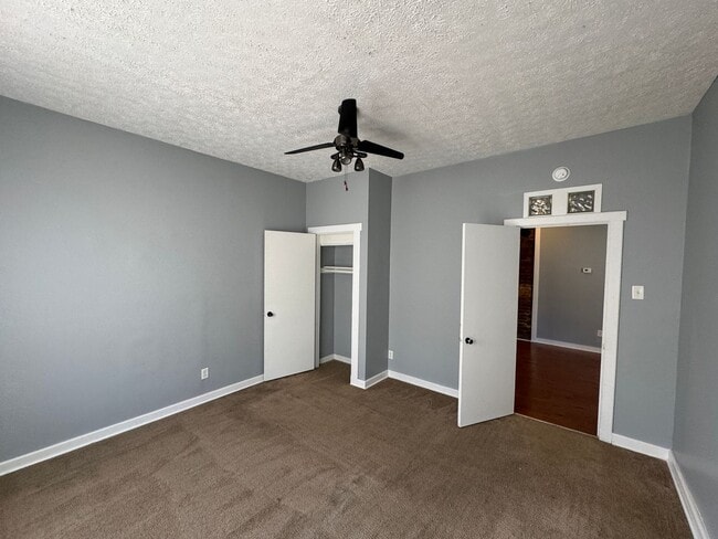 Building Photo - Fountain Sqaure 2 Bedroom 1 Bath with a bonus room/office.