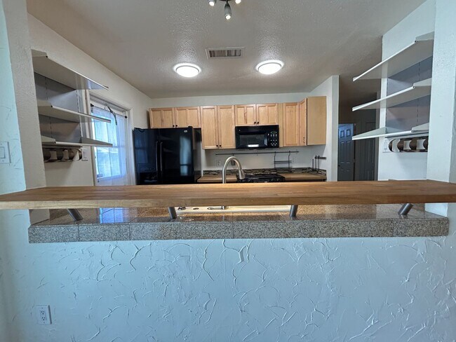 Building Photo - 4 Bedroom, 2 Bathroom Updated home with Pool!