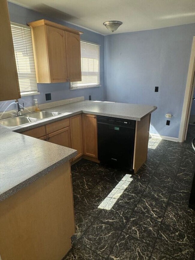 Building Photo - Charming 1920's Home with Large Backyard