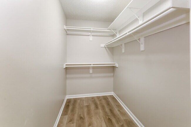 Building Photo - 1352 E McClarnon Dr