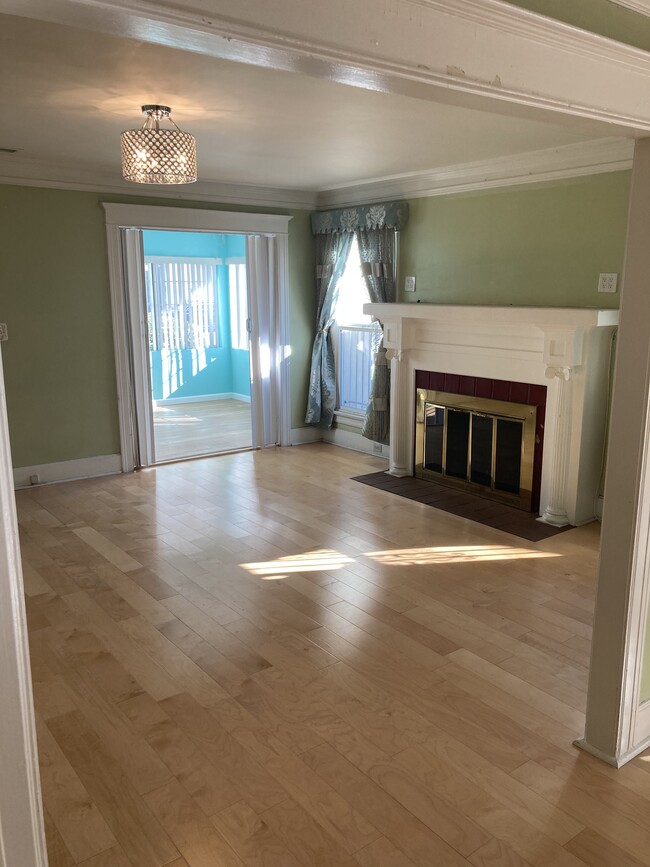 Living room - 6412 Fountain Ave