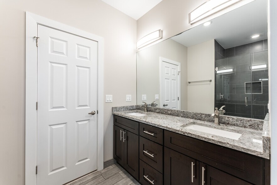 Building Photo - 2238 N Sawyer Ave