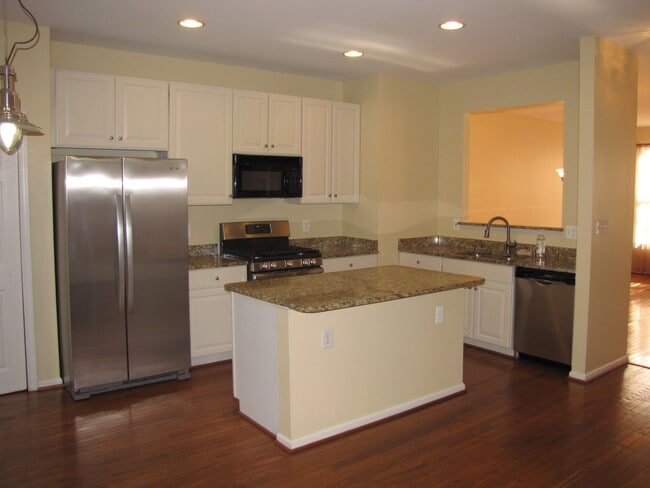 Building Photo - Townhouse In Sterling