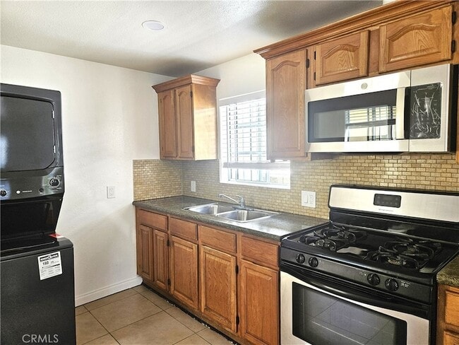 Building Photo - 654 W 21st St