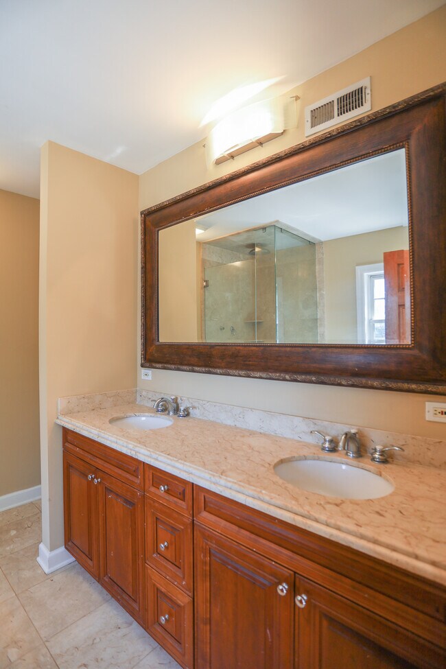 Building Photo - 4321 W Peterson Ave