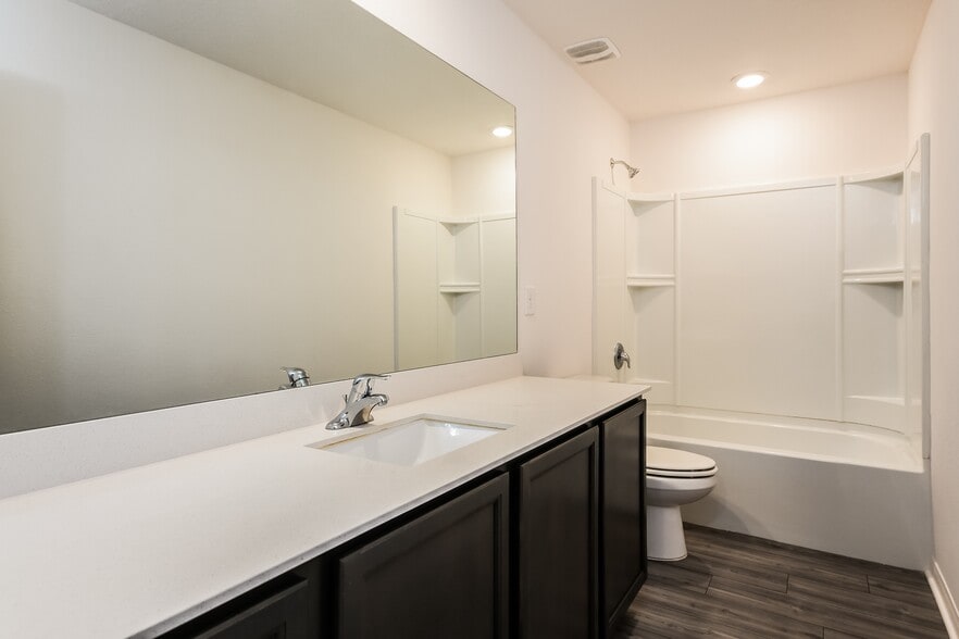 Building Photo - 1635 Swan Lake Cir