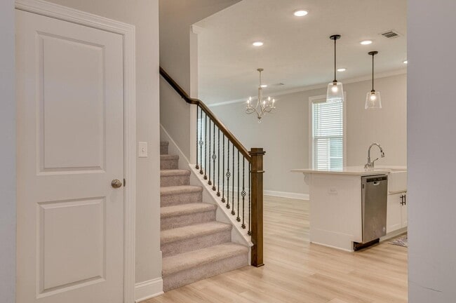 Building Photo - 596 Vinings Dr