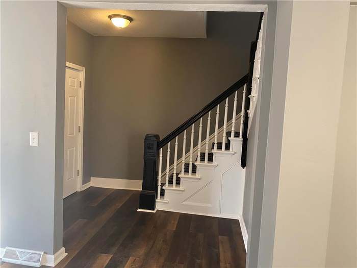 Entryway - 805 Gladstone Ave