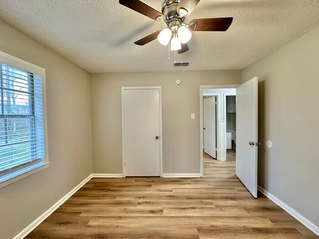 Building Photo - Tour Today! Newly Updated 2 Bedroom 1 Bath...