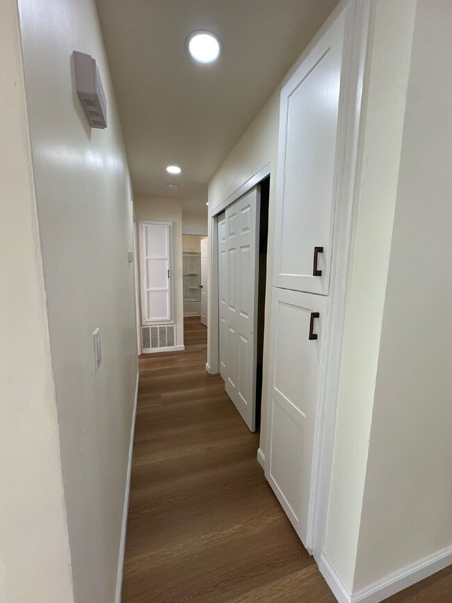 Building Photo - Single level 3BR, 2 BA, 2 car garage