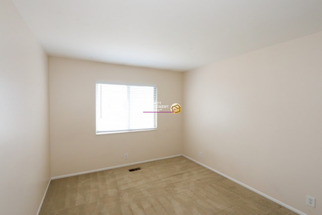 Building Photo - 601 E 4010 S