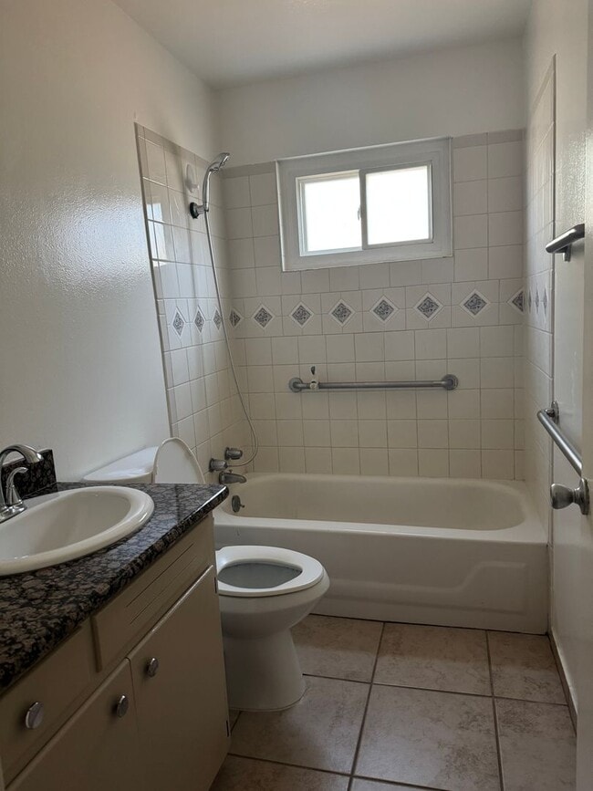Building Photo - Great home in an established neighborhood