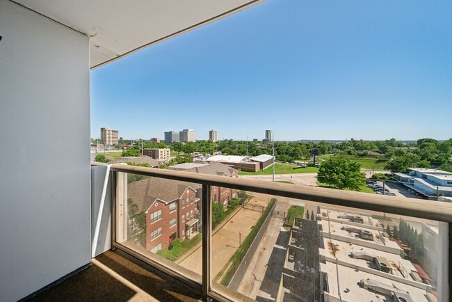 Building Photo - 410 W 7th St