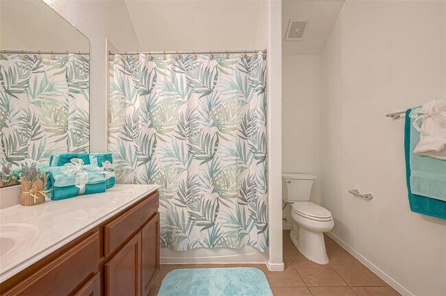 Building Photo - 1924 Honey Laurel Dr